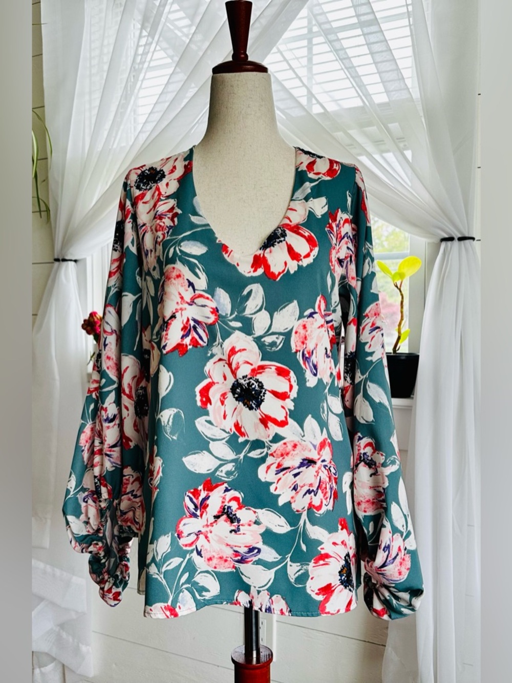 VICI multicolor floral green base v-neck top with balloon sleeves. EUC!
Size: M